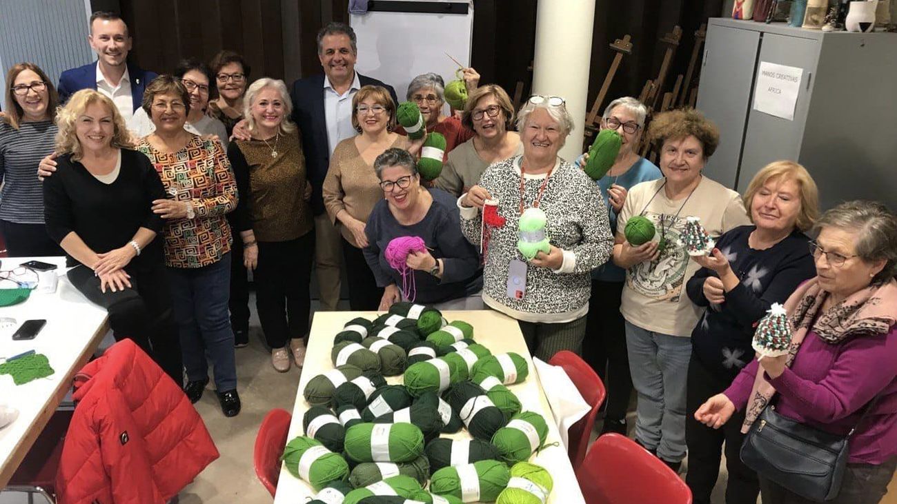 El alcalde de Parla junto a un grupo de mujeres tejedoras de la Navidad