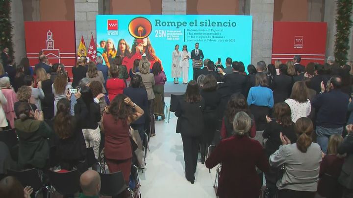 La Comunidad de Madrid rinde homenaje en el acto del 25N a las víctimas de los atentados terroristas de Hamás