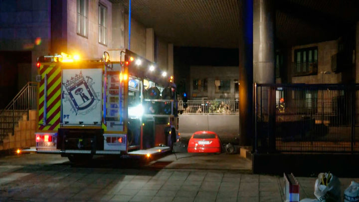 Los servicios de emergencia trabajan en un edificio de San Blas