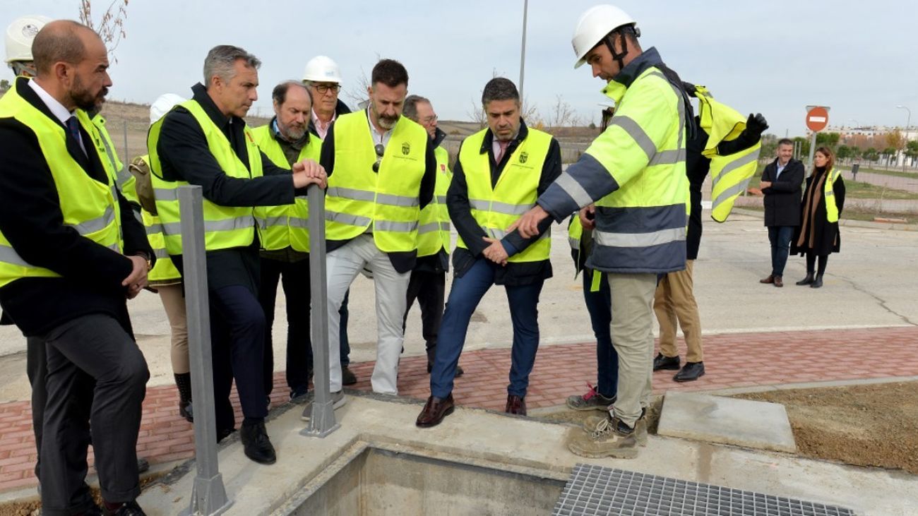 El alcalde, David Conde, y el consejero de Medio Ambiente, Carlos  Novillo, visitan las obras de los nuevos tanques de tormenta