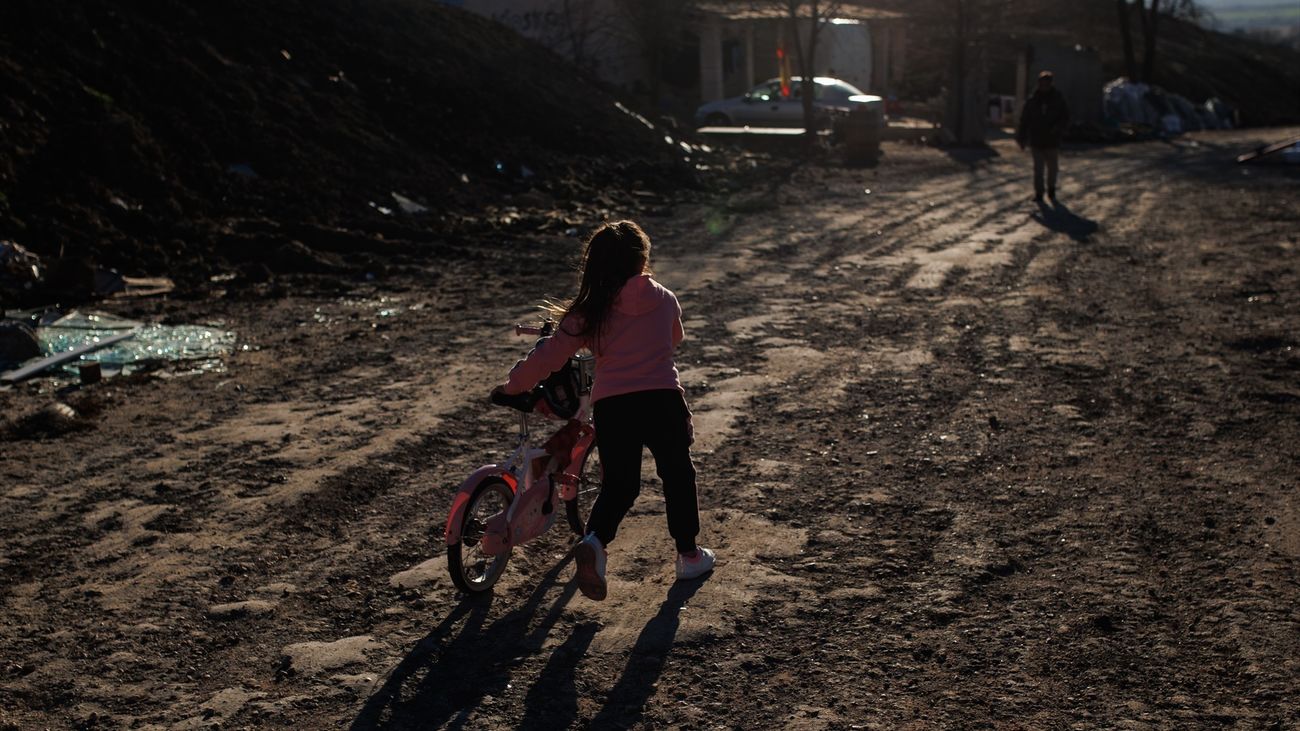 Una niña con una bici en el sector 6 de la Cañada Real Galiana