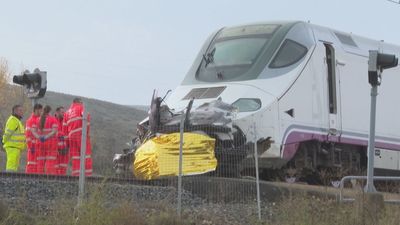 Mueren dos operarios de las obras del AVE al ser arrollado su vehículo por un Alvia en un paso a nivel en Husillos (Palencia)