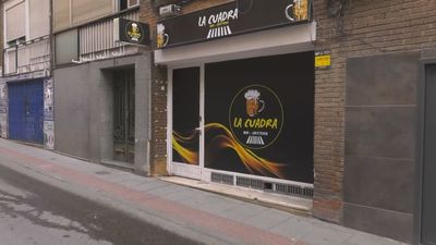 Dos detenidos, dos apuñalados y una mujer golpeada con una silla en la cabeza en una pelea en un bar de Tetuán