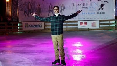 La Plaza de Colón inaugura su mercadillo navideño con una exhibición del patinador Javier Fernández