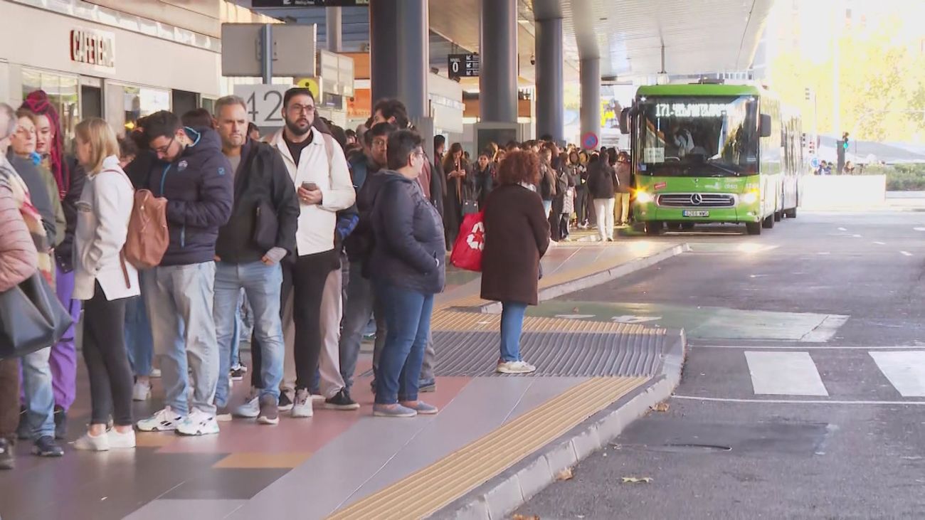 Viajeros en una parada de autobuses