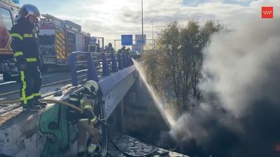 Dos heridos graves en el incendio de dos camiones en la M-50, que provoca hasta 7 kilómetros de atascos