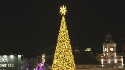 El colosal árbol de Navidad de la Puerta del Sol ya deslumbra en Madrid