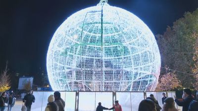 Así luce la gran bola de Navidad en la Plaza de España