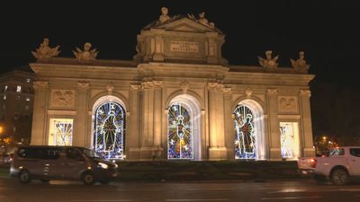 La Puerta de Alcalá luce un nuevo Belén luminoso