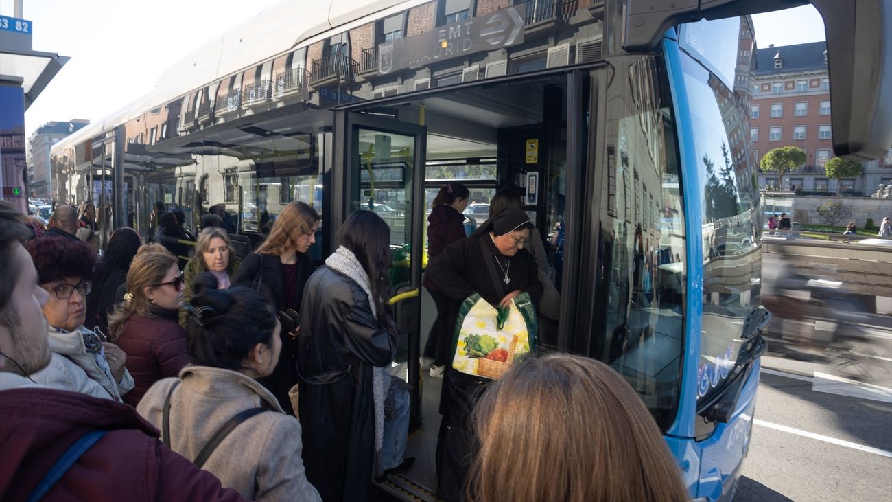 Personas subiendo a un bus de la EMT