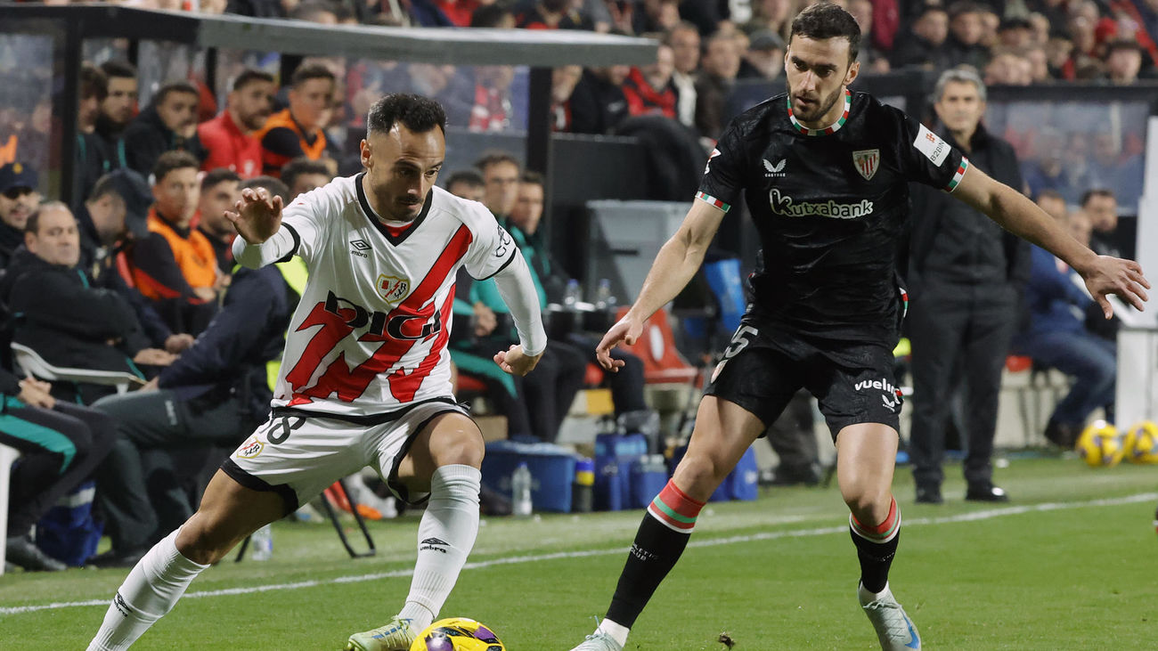 Álvaro García juega un balón ante Íñigo Lekue, del Athletic