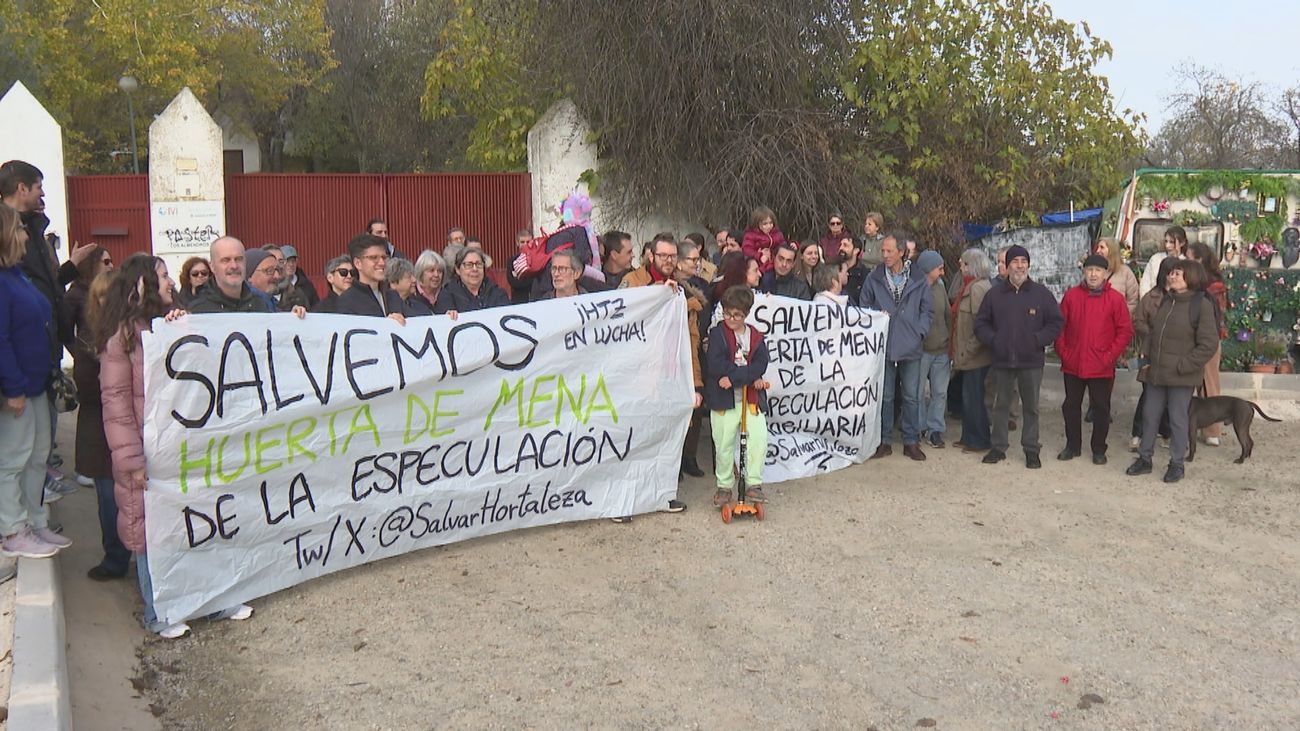 Concentración vecinal para reclamar que se proteja la Huerta de Mena