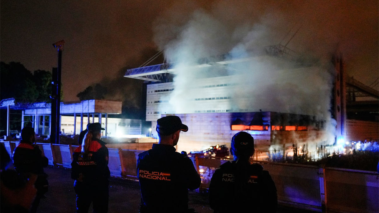 Extinguido el incendio declarado anoche en el edificio anexo al auditorio Rocío Jurado de Sevilla