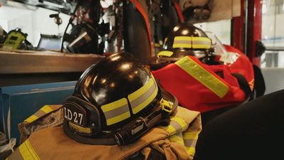 Javier, el único bombero madrileño de Canadá, nos abre las puerta de la estación de Edmonton