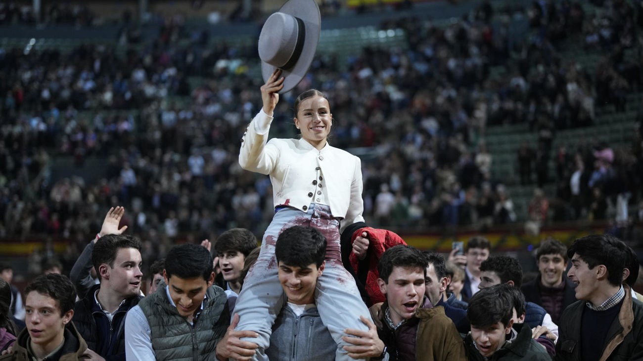 La novillera Olga Casado sale a hombros tras su faena en el festival taurino en favor por los damnificados por la dana, celebrado en la plaza de Vistalegre