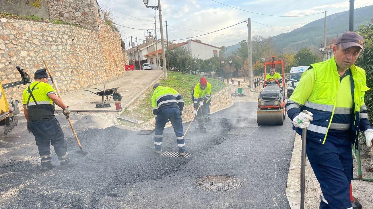 Asfaltado de la calle de la Estación, en Ambite