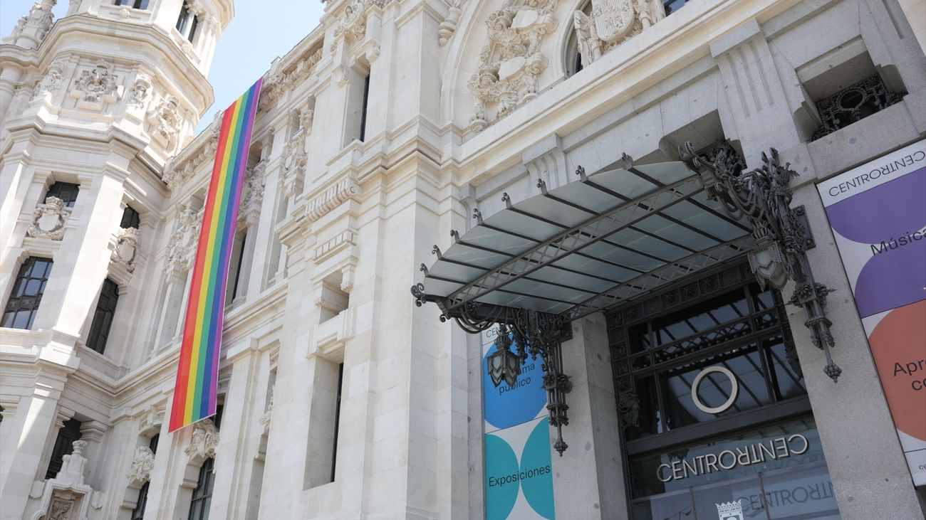 Bandera LGTBI colocada en la parte izquierda de la fachada del Palacio de Cibeles, sede del Ayuntamiento de Madrid