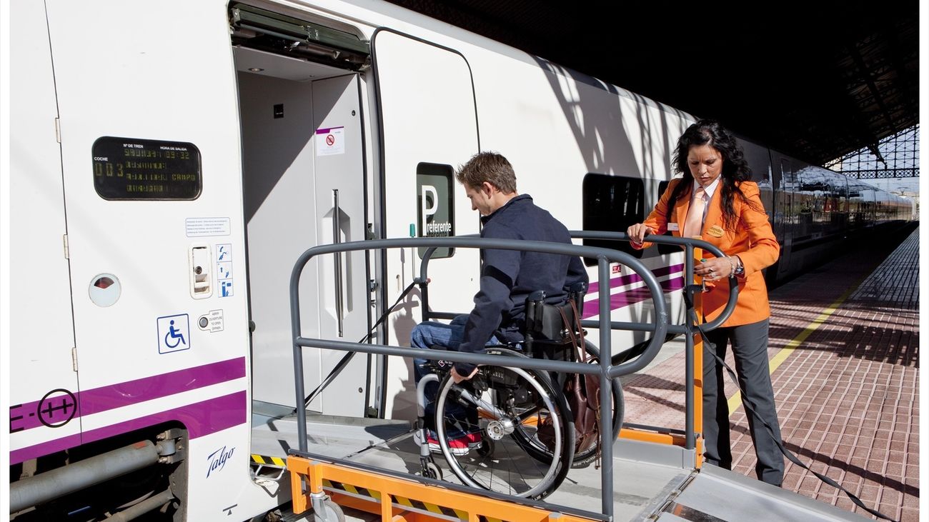 Viajero accediendo a un tren de RENFE