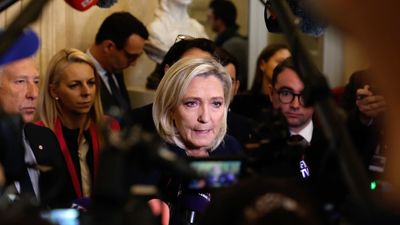 Le Pen anuncia que tumbará el Gobierno de Francia al apoyar la moción de censura de la izquierda