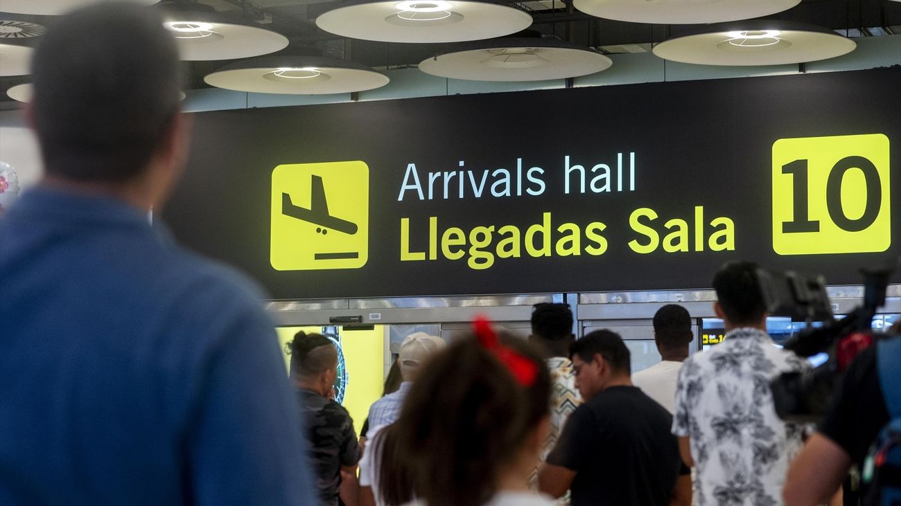 Varias personas esperan en la puerta de llegadas de la terminal T4 del aeropuerto Adolfo Suárez Madrid-Barajas