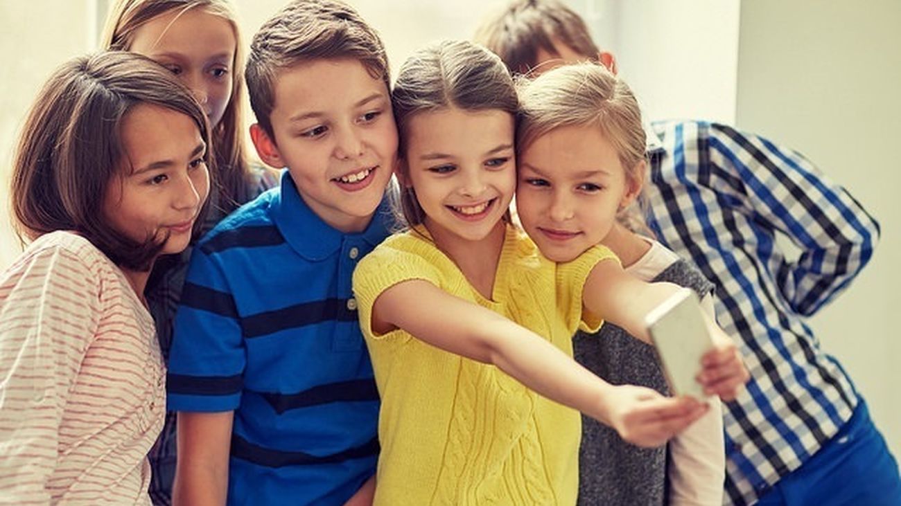 Niños haciéndose una foto con el móvil