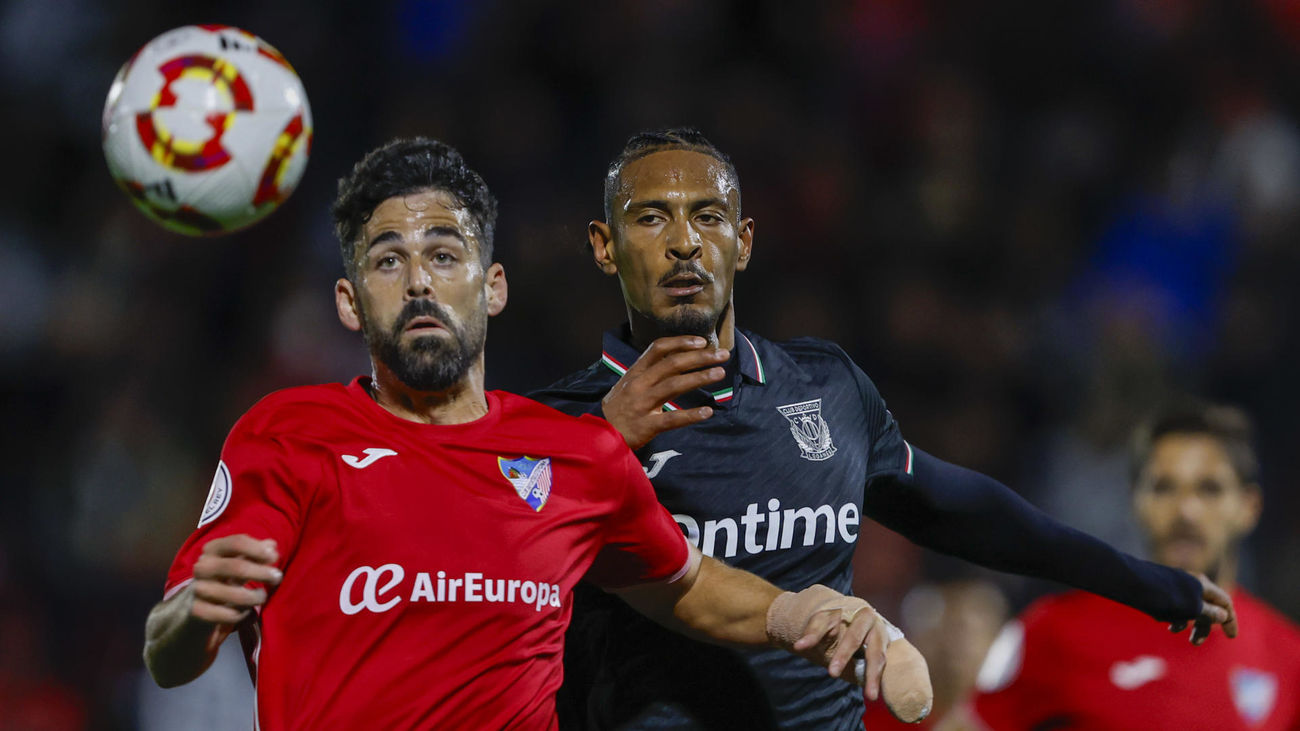 Sebastian Haller ante el Estepona