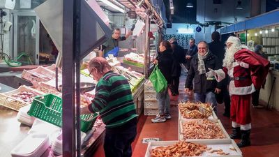 La cesta de la compra navideña sube un 5,2% con la piña y cordero en máximos, según la OCU