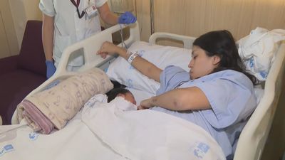 Gía, la primera niña que nace en el nuevo Hospital 12 de Octubre tras el traslado del área de paritorios