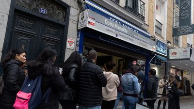 La cola en Doña Manolita, el otro clásico de las Navidades madrileñas