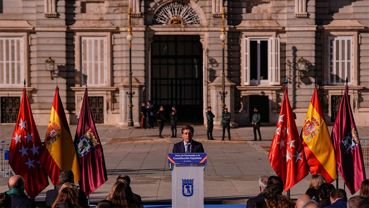 Almeida celebra el Día de la Constitución con un guiño a Felipe VI en el décimo aniversario de su coronación