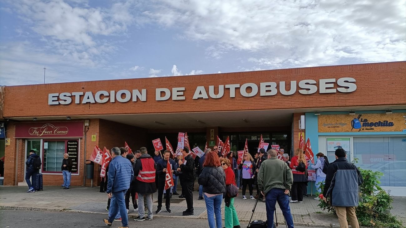 Representantes de CCOO concentrados en una estación de autobuses