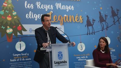 Leganés enciende la Navidad y abre su nuevo 'Mágico paseo de la luz'