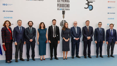 La Reina entrega los premios de 'El Mundo' a los periodistas Michael Reid y Xavier Colás