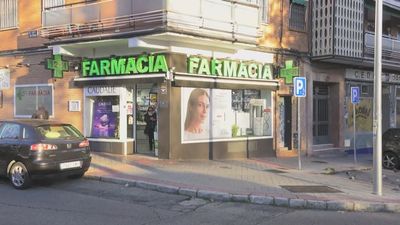 Robo a punta de pistola en una farmacia de Carabanchel: La Policía busca al autor de los hechos