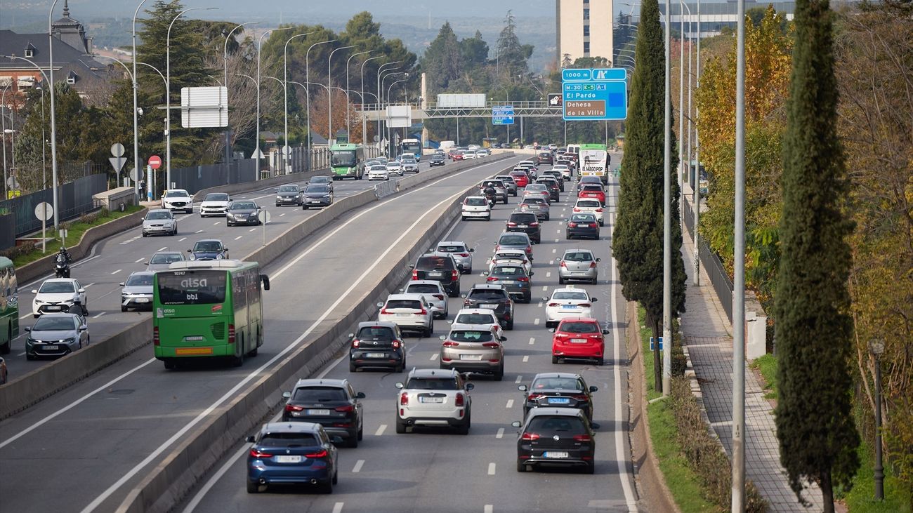 Varios vehículos a su paso por la A-6