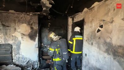 Una casa arrasada y 16 viviendas desalojadas  por un incendio en Majadahonda