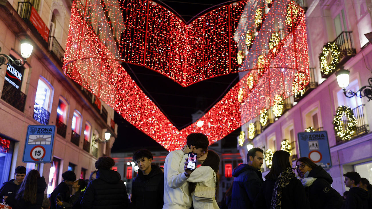 Las luces de Navidad iluminan este jueves la madrileña calle Preciados