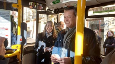 Ya se puede pagar con tarjeta en los autobuses urbanos de El Escorial, Torrejón, Pozuelo y Arganda