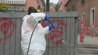 Las 'patrullas antigrafiti' han limpiado ya en Madrid 1.500.000 m2