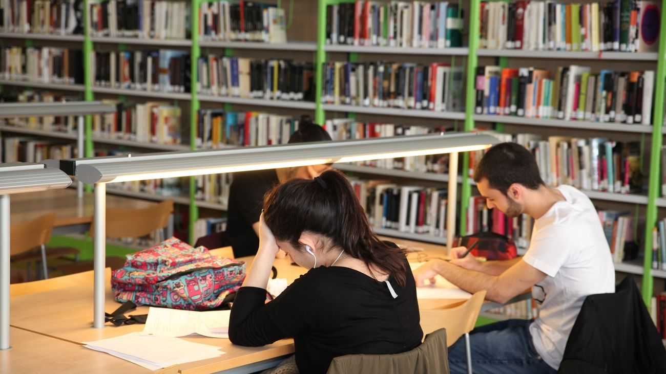 Estudiantes en la biblioteca pública de Loranca, en Fuenlabrada