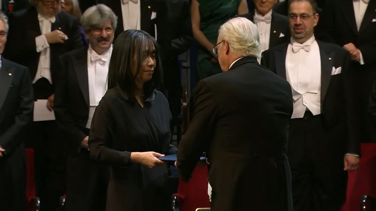 La escritora surcoreana Han Kang recoge el premio Nobel de la Literatura, la primera mujer asiática en recibirlo