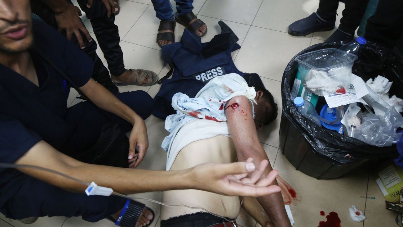 Mahmoud Aki, camarógrafo de Al Jazeera Mubasher, recibe tratamiento en el Hospital Al-Aqsa después de haber sido herido por un ataque aéreo israelí contra las torres Ain Jalut en Nuseirat