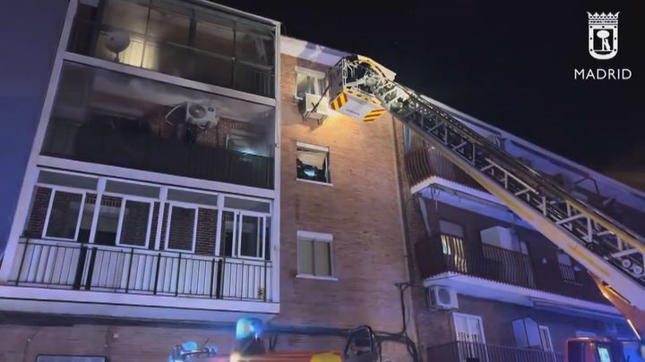 Atendidas diez personas por inhalación de humo en el incendio de un piso en Carabanchel