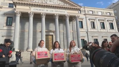 Familiares de víctimas de la DANA llevan al Congreso 65.000 firmas "de barro" para pedir justicia