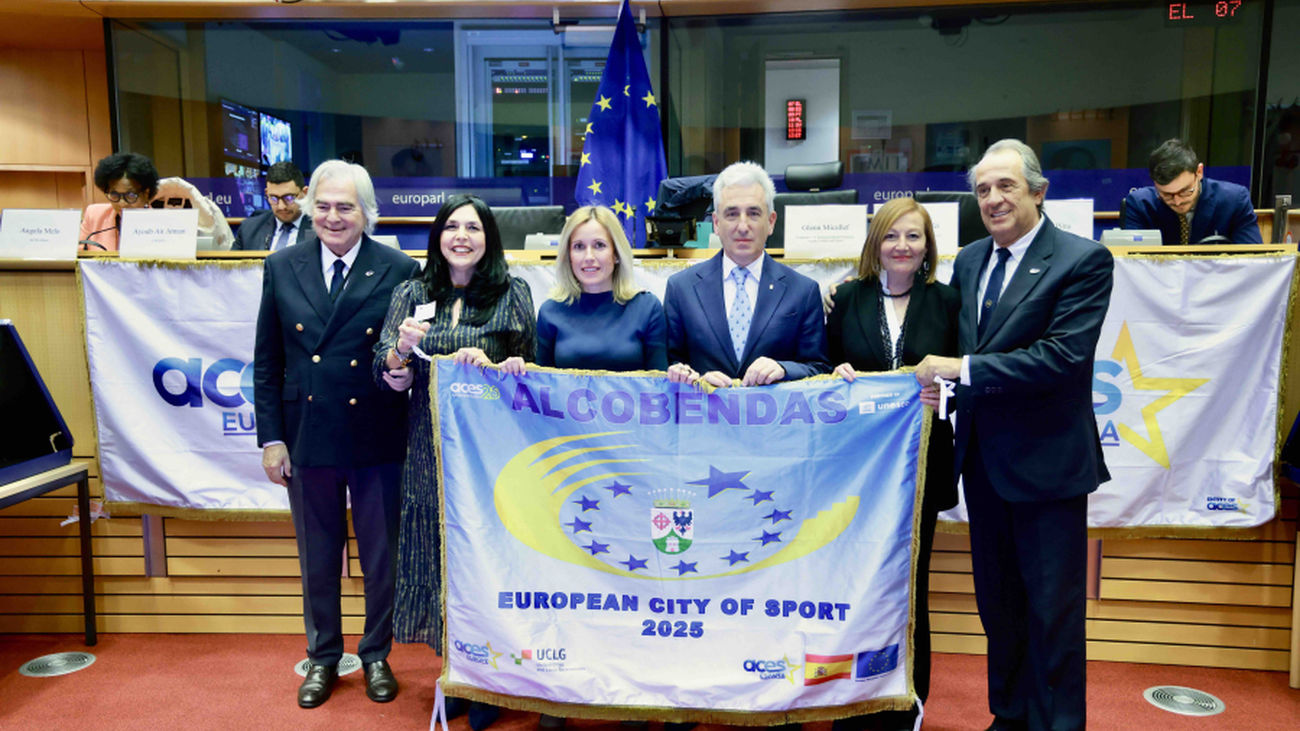 La delegación de Alcobendas recibe la bandera como ‘Ciudad Europea del Deporte 2025’