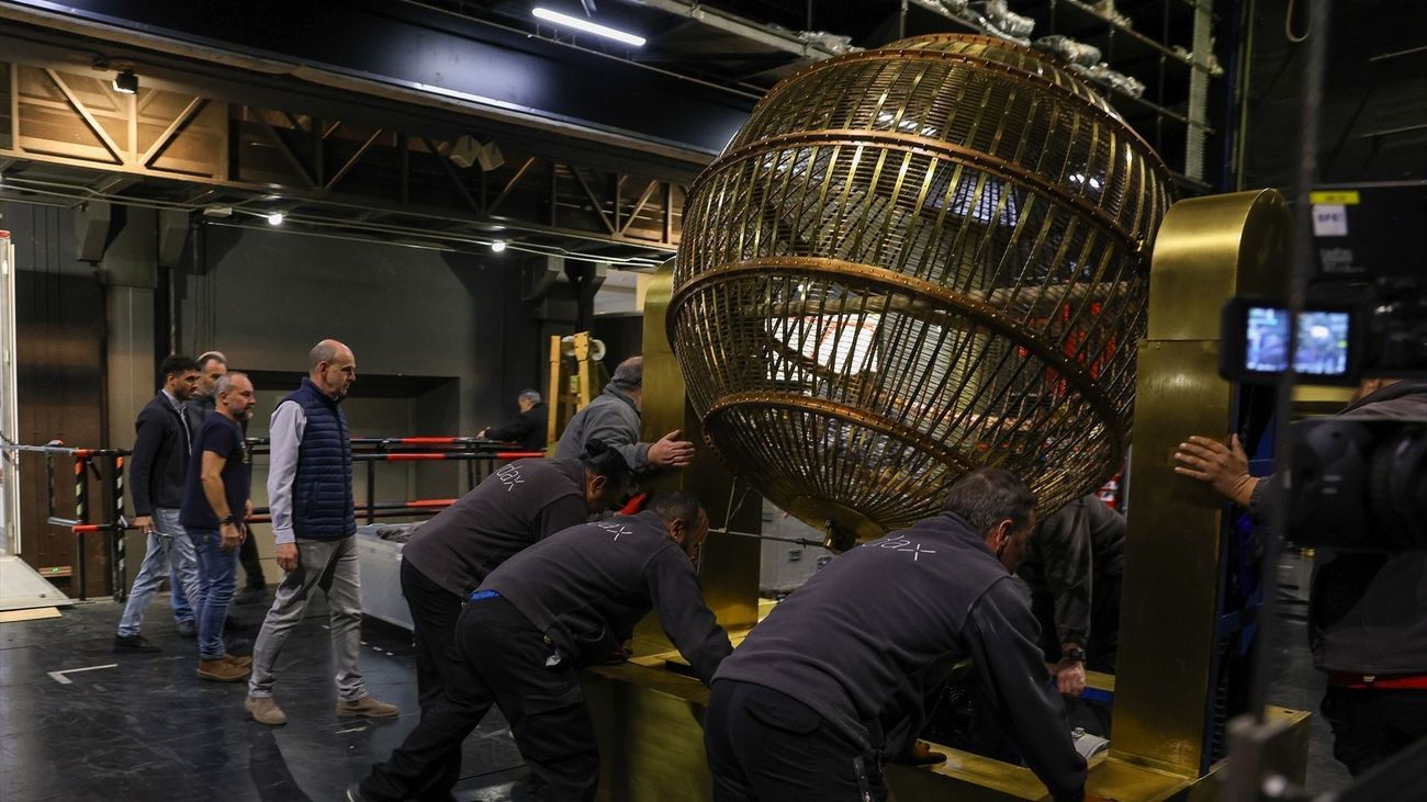 Llegan los bombos de la Lotería al Teatro Real