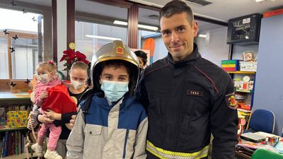 Reto navideño: 200 bomberos para extinguir la tristeza en 16 hospitales de Madrid