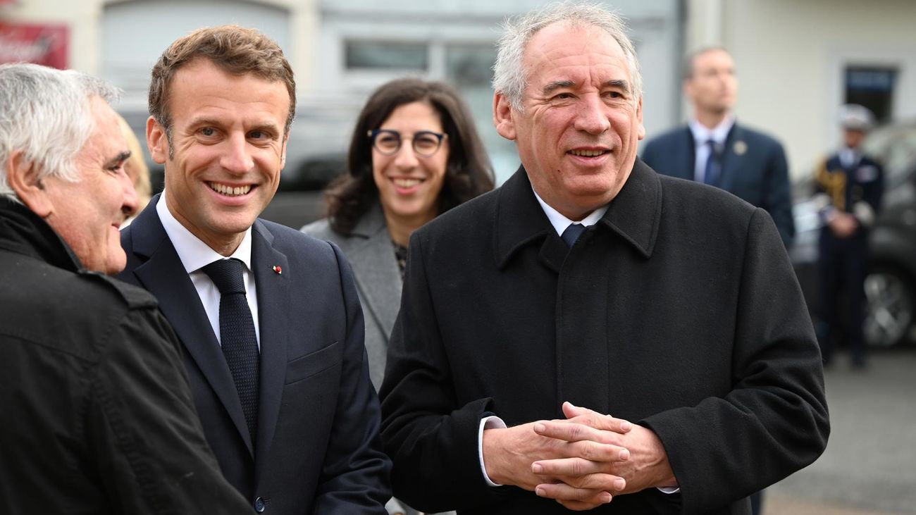 Emmanuel Macron junto a Francois Bayrou (derecha)