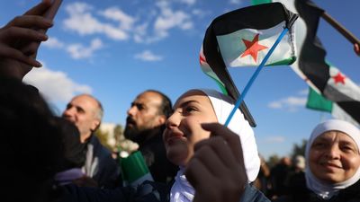 Siria festeja unida bajo su 'vieja-nueva' bandera