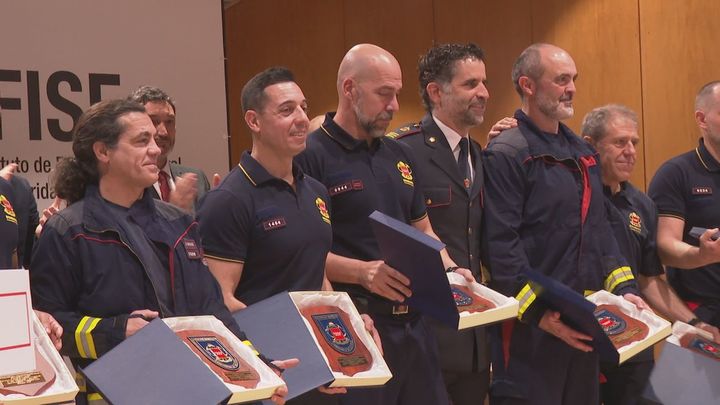 La Comunidad de Madrid reconoce la labor destacada de varios bomberos